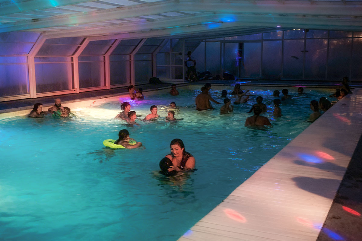 abendliches Schwimmbad auf dem Campingplatz rompval